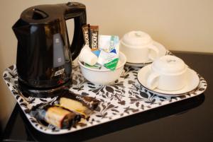 利物浦普瑞沃克斯公寓式酒店的茶几,茶壶和盘上的咖啡壶