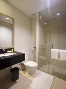 美娜多万鸦老杰尼奥酒店的带淋浴、卫生间和盥洗盆的浴室