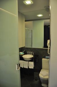 桑坦德霍斯蒂亚酒店的一间浴室
