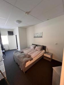 TimråRentalux Apartment Rooms的一间卧室,卧室内配有一张大床