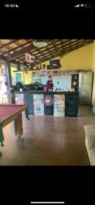 圣湖镇Casa do ipê的一间在房间内配有乒乓球桌的餐厅