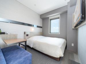 名取市Super Hotel Sendai Airport Inter的一间小卧室,配有一张床和一张桌子