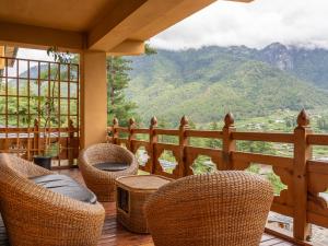 帕罗Tiger's Nest Resort - Best Resort In Paro的山景门廊(带椅子)