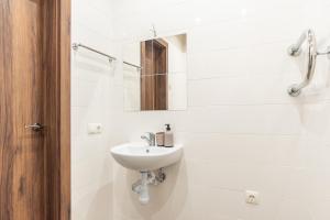 里加RVR Smart Apartments Riga with self Check-in的白色的浴室设有水槽和镜子