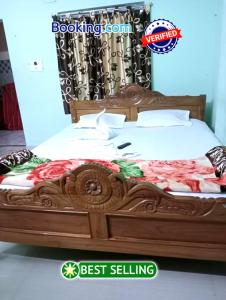 迪卡Hotel Chemistrica Digha Near Old Digha Sea Beach - Couple Friendly的配有木床的客房