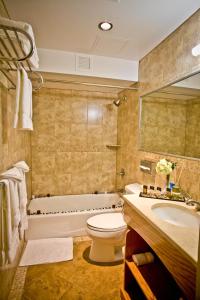 纽约马尔伯里酒店的带浴缸、卫生间和盥洗盆的浴室