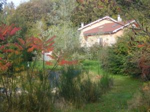 Saint-Paul-dʼIzeaux奥姆布拉格花园住宿加早餐旅馆的花园中的房子