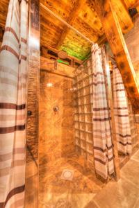 维特兹艾特诺村卡达西酒店的配有木制天花板的客房内的淋浴