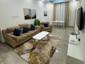 塞拉莱Daar AL Maqam Suites Apartments Salalah的客厅配有沙发和桌子