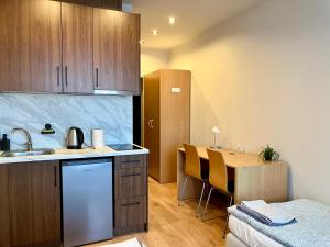 里加RVR Smart Apartments Riga with self Check-in的厨房配有水槽和桌椅