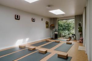 伦敦Mason & Fifth, Primrose Hill的地板上有一束瑜伽垫的房间
