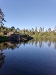 IvelandVatnestrøm kro og Motell的享有湖泊美景,设有一座桥