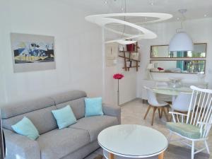 尼斯Le Copacabana Riviera的客厅配有沙发和桌子