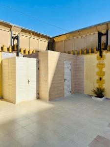 伊尔比德Kareem Resort منتجع كريم的大楼内带两扇白色门的车库
