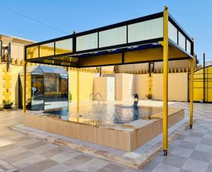 伊尔比德Kareem Resort منتجع كريم的一座建筑物中央的游泳池