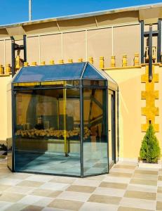 伊尔比德Kareem Resort منتجع كريم的一座玻璃建筑,里面装着食物
