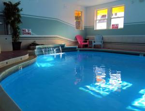 卡姆登卡姆登河屋酒店 的在酒店房间的一个大型蓝色游泳池