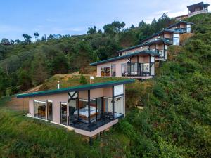 DivisiónVillas Páramo Cloud Forest Hotel的山丘上房屋的空中景致