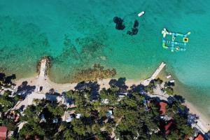 比奥格勒·纳·莫鲁苏里娜宿营公园度假村的享有海滩的空中景色,在水中划船