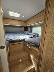 Ervaar een luxe camper met welnessfaciliteiten!平面图