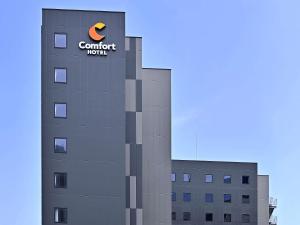 名古屋Comfort Hotel Nagoya Kanayama的建筑的侧面有标志