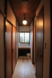 东京花庵旅舍的走廊设有带卫生间的浴室和窗户