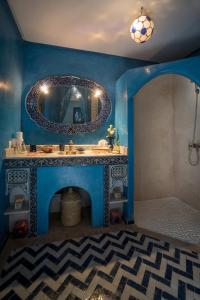 马拉喀什达尔阿提卡摩洛哥传统住宅的蓝色的浴室设有水槽和镜子