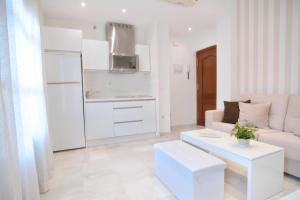 塞维利亚玛卡莲娜公寓的白色的客厅配有沙发和桌子