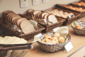 阿尔费纳斯阿尔费纳斯卡拉斯酒店的一张桌子,上面有面包和糕点篮子