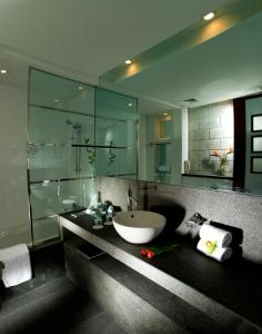 迪拜Villa Rotana的一间带水槽和大镜子的浴室