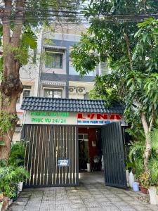 胡志明市LYNA Hotel的大楼前有门的建筑物