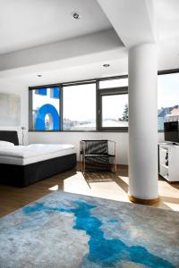 格拉茨Augarten Art Hotel, a Member of Design Hotels的卧室配有一张床,地板上铺有地毯