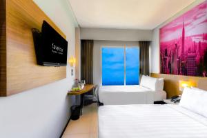 泗水泗水容库喜爱酒店的酒店客房设有两张床和一台平面电视。