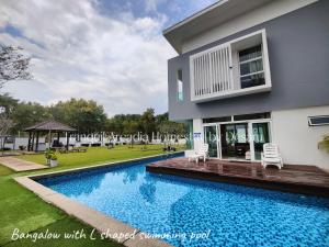 Bandar PenawarTranquil Arcadia Homestay by Desaru的房屋前的游泳池