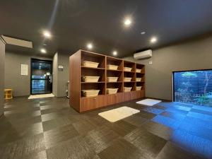 熊谷熊谷路途酒店 的一间房间,房间内设有大型书架