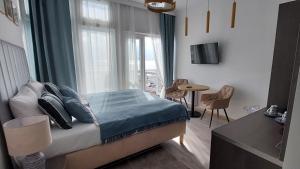 尤斯托尼莫斯基Pokoje na plaży的一间卧室设有一张床和一个大窗户
