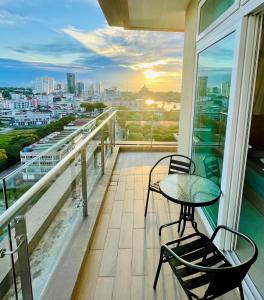 古晋Kuching City Center Riverine Apartment With Balcony and Marvelous Views的市景阳台配有桌椅。