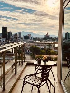 古晋Kuching City Center Riverine Apartment With Balcony and Marvelous Views的市景阳台配有桌椅