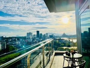 古晋Kuching City Center Riverine Apartment With Balcony and Marvelous Views的市景阳台