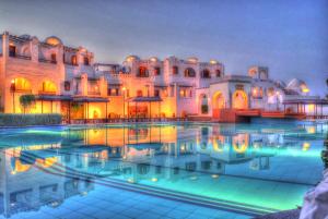 赫尔格达阿拉贝拉海岸度假酒店的夜间带游泳池的度假村