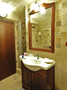 奥里亚Casetta Donnolo的一间带水槽和镜子的浴室