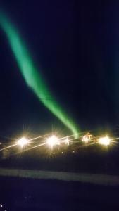 斯沃尔韦尔汉姆赛德露营假日公园的夜晚天空中的绿灯
