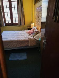 蒙得维的亚Montevideo Hostel的一间小卧室,配有床和窗户