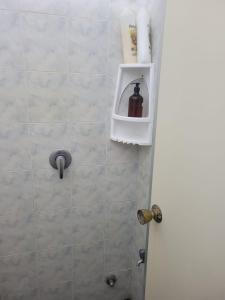 蒙得维的亚Montevideo Hostel的浴室墙上装有饮水机内的一瓶