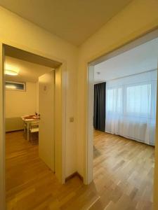 科隆Cozy Studio Apartment in Neusser Street的带走廊、桌子和用餐室的客房