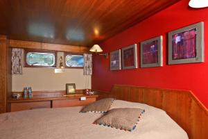 那慕尔佩尼切MS伊丽莎白酒店的一间卧室设有一张床和红色的墙壁