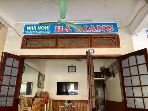 岑山Nhà nghỉ Hà Giang的大楼内一间点菜餐厅的标志