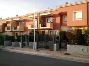 ElmasSweet Sardinia Apartment R2968的建筑物前的围栏