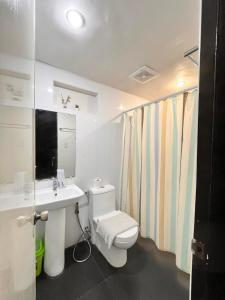 长滩岛Casita Isla Beach Inn的浴室配有白色卫生间和盥洗盆。