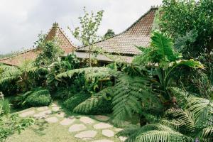 GitgitClassic cabin by the pool的植物屋前的花园